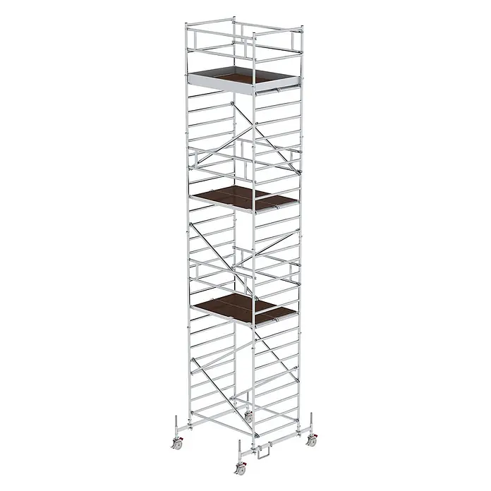 Munk Rollgerüst Rollgerüst mit Doppelplattform 1,35x1,80m Plattform, 9,35m AH - Arbeitshöhe: 9.350 m - Hohes, silbernes Rollgerüst mit drei dunkelbraunen Arbeitsplattformen und Rädern.