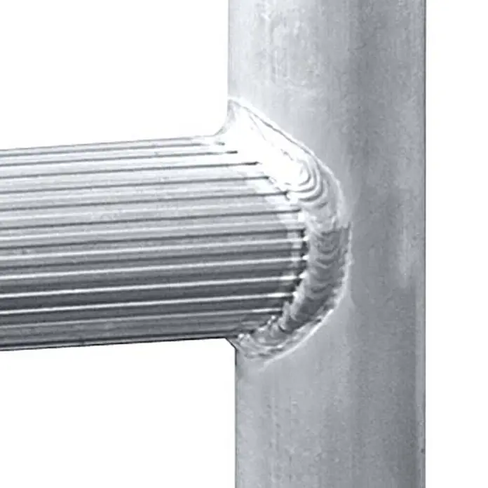 Zarges Rollgerüst Klappgerüst S-PLUS 1T 6,55m AH - Arbeitshöhe: 6.550 m - Nahaufnahme einer sauberen silbernen Schweißnaht, die einen gerippten Metallstab mit einer glatten Metallstange verbindet.