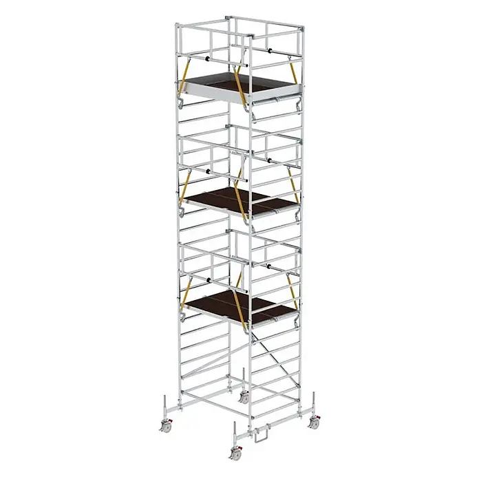 MUNK Rollgerüst SG mit Doppelplattform 1,35x1,80m Plattform 8,62m AH -  - Silbernes mobiles Gerüst mit mehreren dunklen Plattformen und gelben Sicherheitsstreben, auf Rollen mit Auslegern.