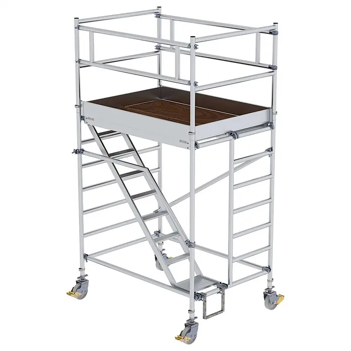 MUNK Rollgerüst mit Schrägaufstiegen 1,35x1,80m Plattform, 4,35m AH -  - Mobiles Aluminium-Gerüst mit brauner Holzplattform und Leiter, auf grauen und gelben Rollen.