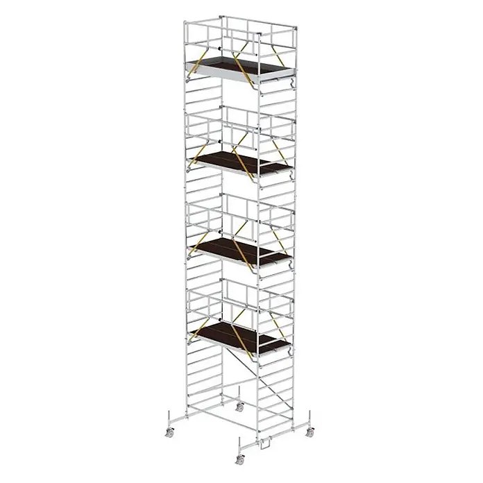Munk Rollgerüst Rollgerüst SG mit Doppelplattform 1,35x2,45m Plattform 11,70m AH - Arbeitshöhe: 11.700 m - Hoher, silberner Rollgerüstturm mit dunklen Plattformen und gelben Diagonalstreben, auf Rädern.
