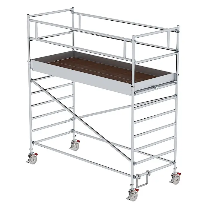 Munk Rollgerüst Rollgerüst mit Doppelplattform 1,35x3,00m Plattform, 4,35m AH - Arbeitshöhe: 4.350 m - Silbernes Rollgerüst mit brauner Holzplattform und Rädern mit roten Akzenten.