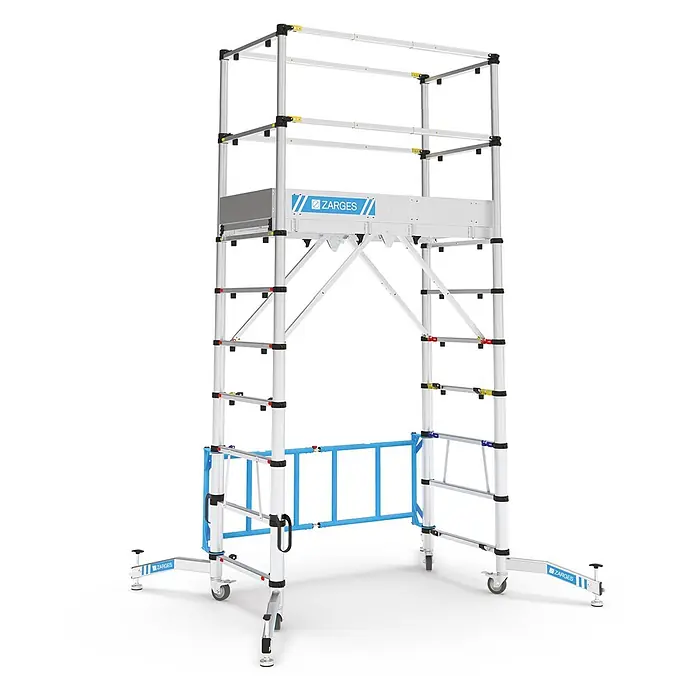 Zarges Rollgerüst mobiles und teleskopierbares Klappgerüst Teletower 1T bis 4,00m AH - Arbeitshöhe: 4.000 m - Modulares Aluminium-Fahrgerüst mit blauem Geländer und Rollen.