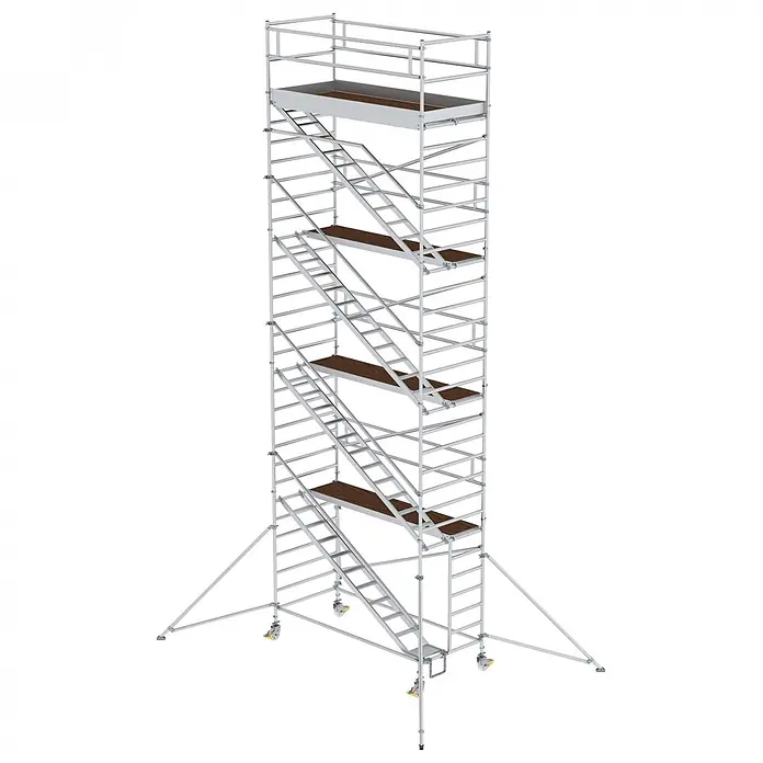 Munk Rollgerüst Rollgerüst mit Schrägaufstiegen 1,35x3,00m Plattform, 10,35m AH - Arbeitshöhe: 10.350 m - Hoher, silberner Metallgerüstturm mit braunen Holzplatformen, integrierten Treppen und Rädern. Sicherheitsgeländer und Ausleger.