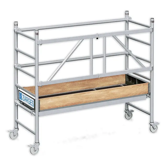 Zarges Rollgerüst Klappgerüst PaxTower S-Plus 1T Gruppe 1, 2,55m AH - Arbeitshöhe: 3.550 m - Silbernes Aluminium-Rollgerüst mit Holzplattform, Geländer und vier Lenkrollen, mit ZARGES-Logo.