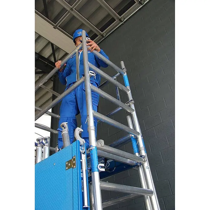 ASC Rollgerüst Rollgerüst XS-Tower (DIN EN 1004:2004) - Arbeitshöhe: 6.200 m - Aluminium-Gerüst mit blauen Komponenten, von einem Arbeiter in blauer Schutzkleidung genutzt.