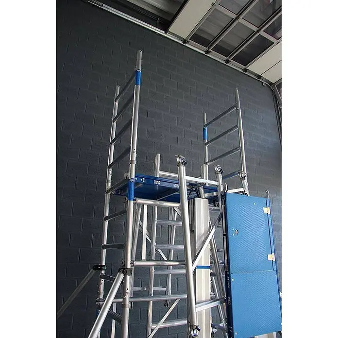 ASC Rollgerüst Rollgerüst XS-Tower (DIN EN 1004:2004) - Arbeitshöhe: 6.200 m - Aluminium-Rollgerüst mit blauen Plattformen und Paneelen.