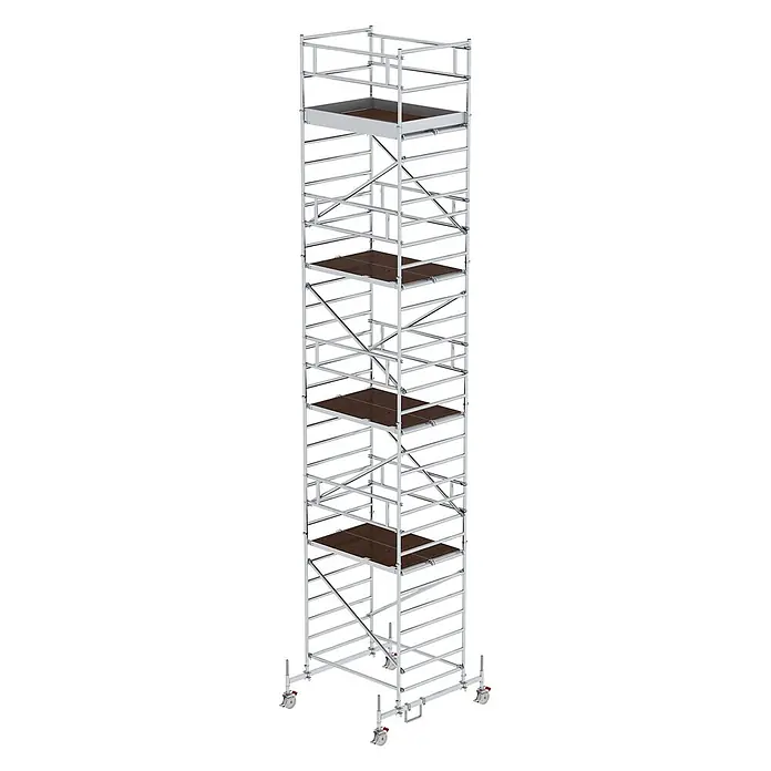 Munk Rollgerüst Rollgerüst mit Doppelplattform 1,35x1,80m Plattform, 10,35m AH - Arbeitshöhe: 10.350 m - Hohes, silberfarbenes Fahrgerüst mit mehreren braunen Arbeitsplattformen und Lenkrollen für Mobilität.