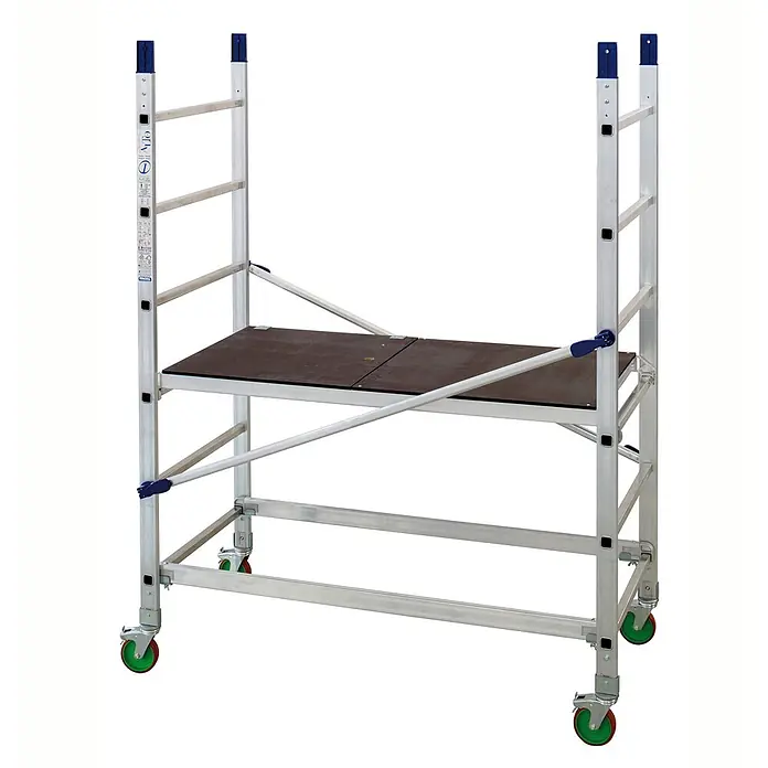 Facal Fahrgerüst ALTO Grundgerüst 3m AH -  - Silbernes Aluminium-Rollgerüst mit brauner Plattform, blauen Stabilisierungsklemmen und grünen Rollen.