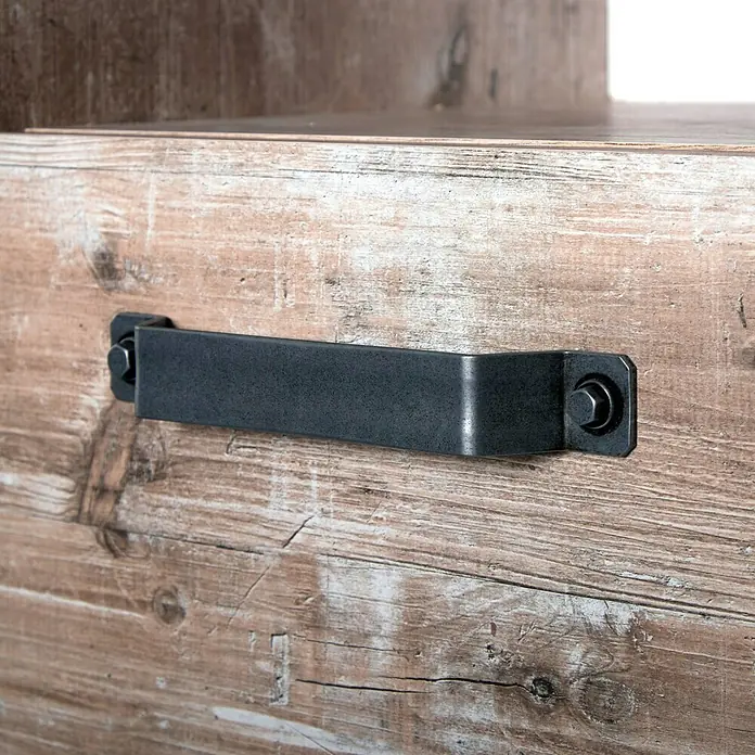 Schildmeyer Harkon Hochschrank - 35 x 34 x 162 cm, Findus - Detailaufnahme eines rustikalen Möbelstücks mit einem markanten, schwarzen Metallgriff, der das natürliche Holzdesign ergänzt.