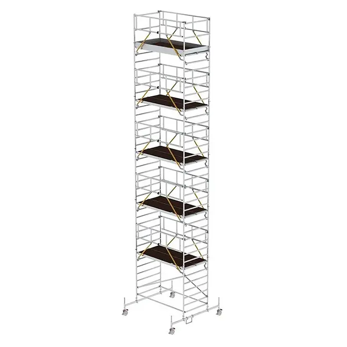 Munk Rollgerüst Rollgerüst SG mit Doppelplattform 1,35x2,45m Plattform 12,54m AH - Arbeitshöhe: 12.540 m - Hoher mobiler Fahrgerüstturm mit silbernem Aluminiumrahmen, mehreren dunkelbraunen Plattformen und gelben Diagonalstreben, auf Rollen.