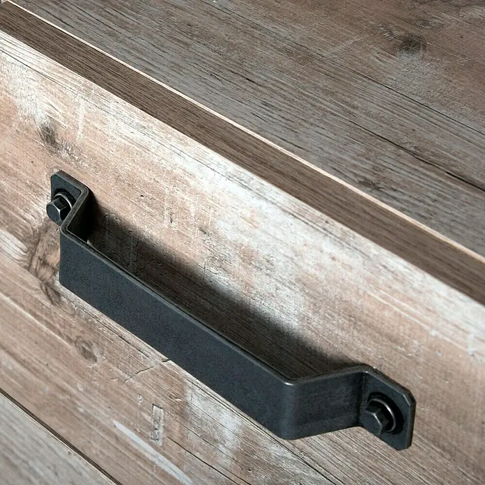 Schildmeyer Harkon Hochschrank - 35 x 34 x 162 cm, Findus - Nahaufnahme eines rustikalen Schubladengriffs aus Metall an einem Holzmöbelstück mit Maserung.