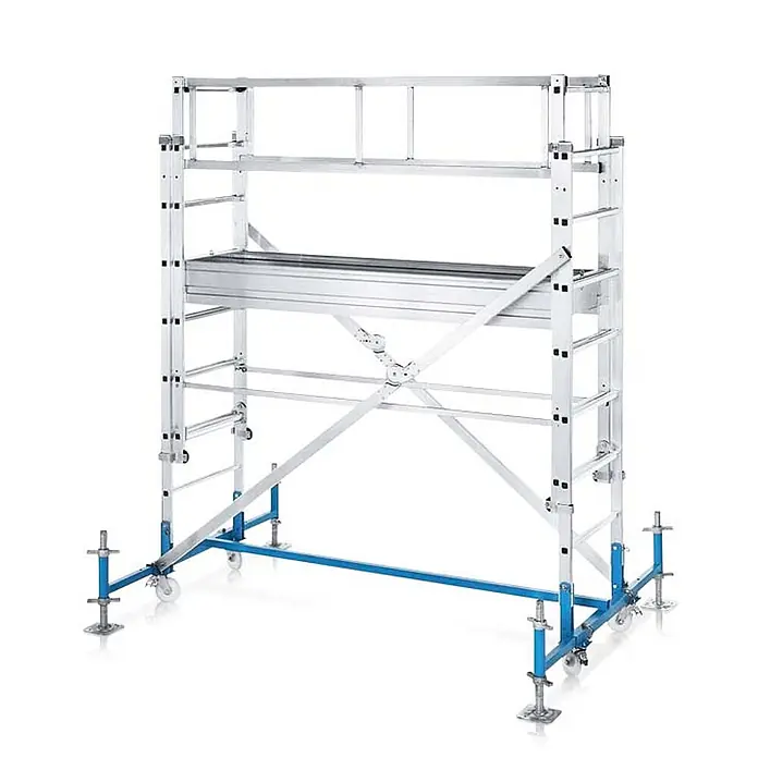 Zarges Rollgerüst Arbeitsbühne Variomaster T 5.60m AH - Arbeitshöhe: 5.600 m - Aluminium-Rollgerüst mit blauem Unterbau und Nivellierfüßen, mit Arbeitsplattform und Sicherheitsgeländern.