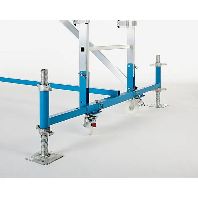 Zarges Rollgerüst Arbeitsbühne Variomaster T 5.60m AH - Arbeitshöhe: 5.600 m - Blaues Metall-Gerüstunterteil mit weißen Rollen und verstellbaren Schraubspindeln zur Nivellierung und Mobilität.