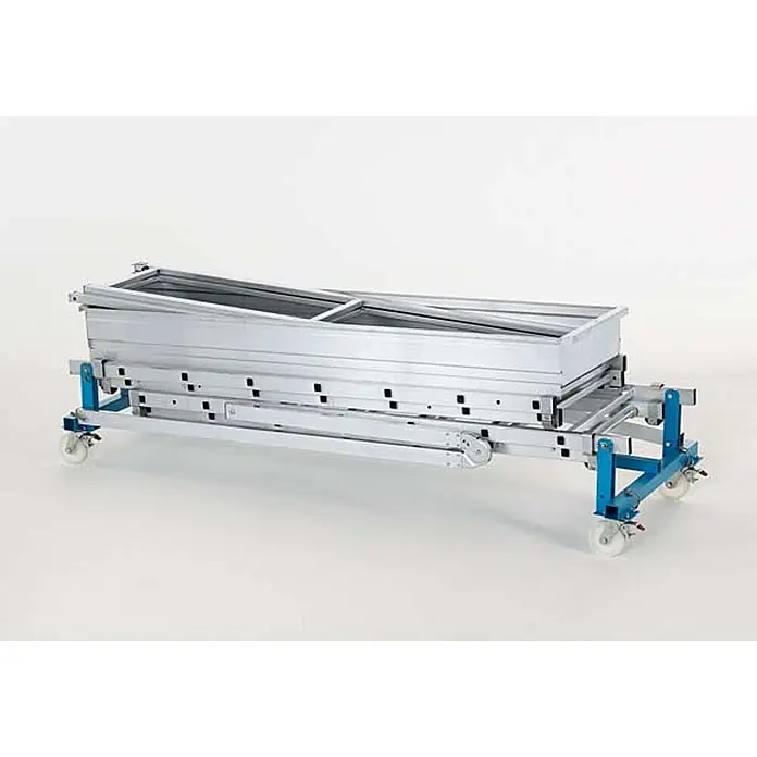 Zarges Rollgerüst Arbeitsbühne Variomaster T 5.60m AH - Arbeitshöhe: 5.600 m - Zusammengeklappte mobile Arbeitsbühne aus Aluminium mit blauem Rollgestell.