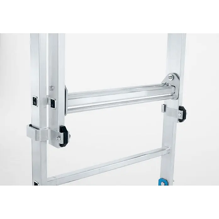 Zarges Rollgerüst Arbeitsbühne Variomaster T 5.60m AH - Arbeitshöhe: 5.600 m - Detailaufnahme eines Aluminium-Mehrzweckleiter-Verriegelungsmechanismus mit silbernen Schienen, Querstange und schwarzen/blauen Sicherheitselementen.