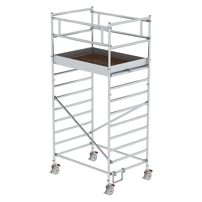 Munk Rollgerüst Rollgerüst mit Doppelplattform 1,35x1,80m Plattform, 5,00m AH - Arbeitshöhe: 5.000 m - Silberfarbenes Aluminium-Rollgerüst mit brauner Holzplattform und vier feststellbaren Rollen.
