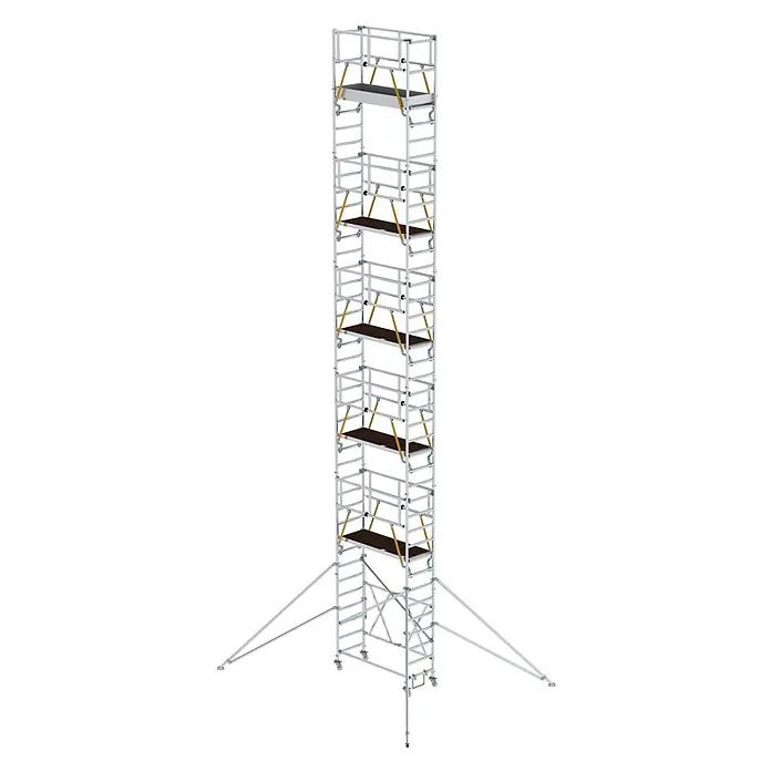 Munk Rollgerüst Klappgerüst SG 0,75x1,80m mit Ausleger und Sicherheitsgeländer 13,04m AH - Arbeitshöhe: 13.040 m - Hoher, silberner Rollgerüstturm mit mehreren dunklen Plattformen und gelben Stützen, ausgestattet mit Rollen und Auslegern.