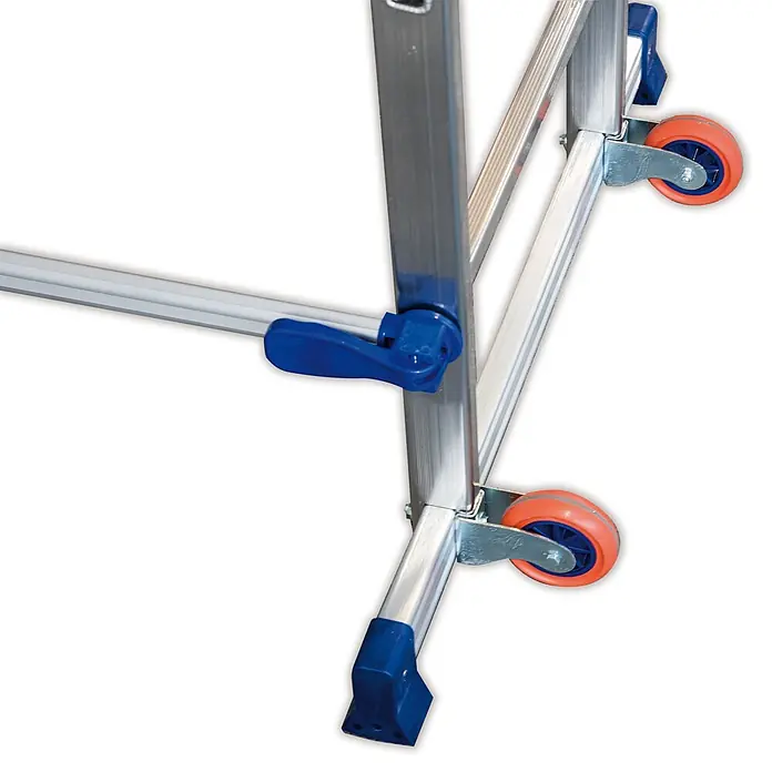 Facal Rollgerüst Fahrgerüst P6 Plus bis 2,90m AH - Arbeitshöhe: 2.900 m, Belastbarkeit Plattform: 150 kg - Unterer Teil einer Aluminiumleiter mit orangefarbenen Rädern, blauen Kunststofffüßen und einem blauen Verstellgriff.