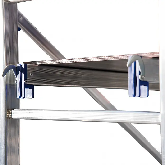 Facal Rollgerüst Fahrgerüst P6 Plus bis 2,90m AH - Arbeitshöhe: 2.900 m, Belastbarkeit Plattform: 150 kg - Holzplattform, befestigt mit blauen Haken an einem Aluminium-Gerüst-/Leiterrahmen mit Sprossen.
