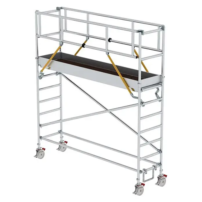 Munk Rollgerüst Rollgerüst SG 0,75x3,00m Plattform 4,51m AH - Arbeitshöhe: 4.510 m - Silbernes Fahrgerüst mit brauner Plattform, gelben Stützen, Sicherheitsgeländer und Rädern.