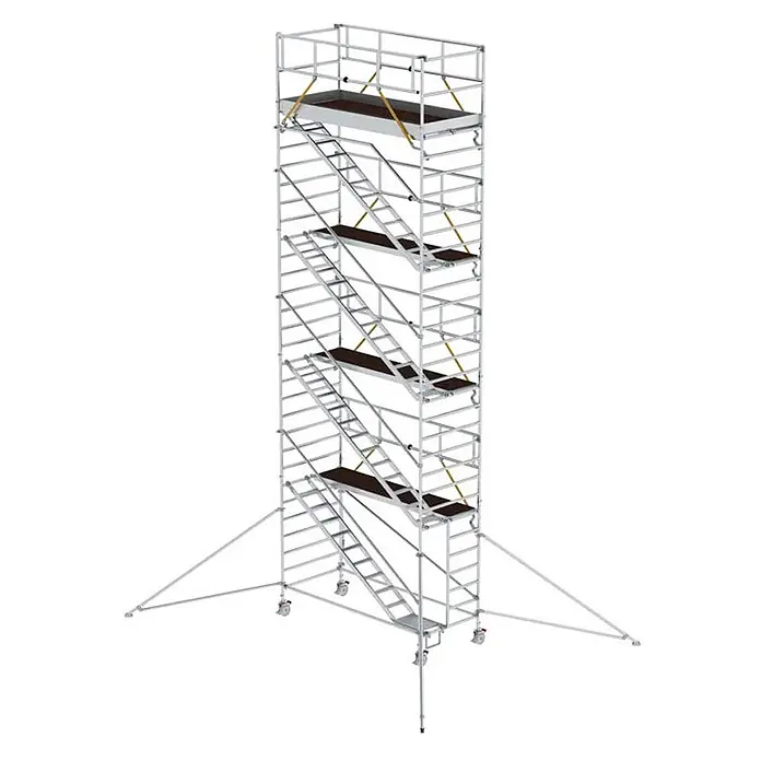Munk Rollgerüst Rollgerüst SG mit Schrägaufstiegen 1,35x3,00m und Ausleger 10,39m AH - Arbeitshöhe: 10.390 m - Hohes, silberfarbenes Fahrgerüst mit mehreren Ebenen und Innentreppen, gestützt von Auslegern und Rädern.
