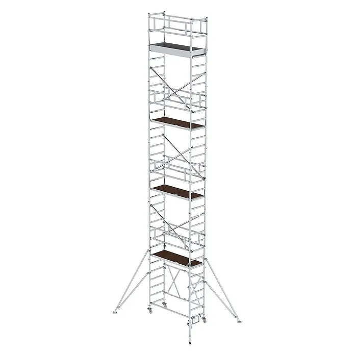 Munk Rollgerüst Klappgerüst 0,75x1,80m Plattform, 10,80m Arbeitshöhe - Arbeitshöhe: 10.800 m - Hoher, fahrbarer Gerüstturm mit silbernem Metallrahmen, mehreren braunen Plattformen und Auslegern.