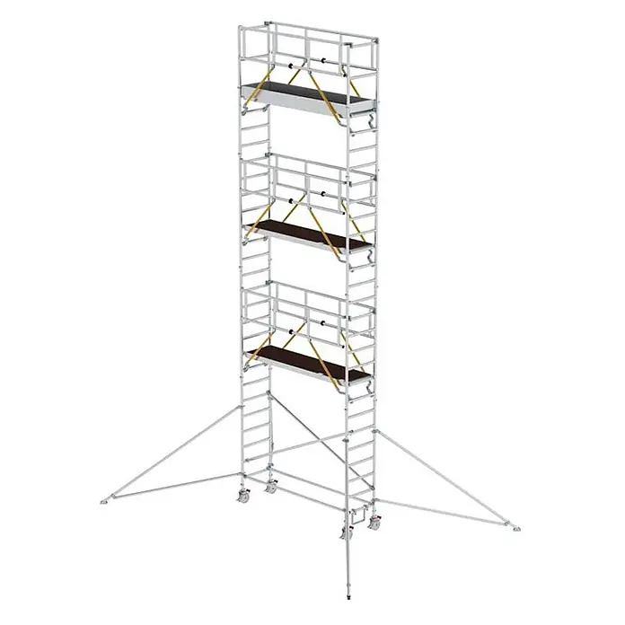 MUNK Rollgerüst SG mit Ausleger 0,75x2,45m Plattform 9,55m AH -  - Hoher, silberfarbener Rollgerüstturm mit mehreren dunklen Holzplattformen, gelben Sicherungsgurten, Rollen und Stabilisatorstützen.