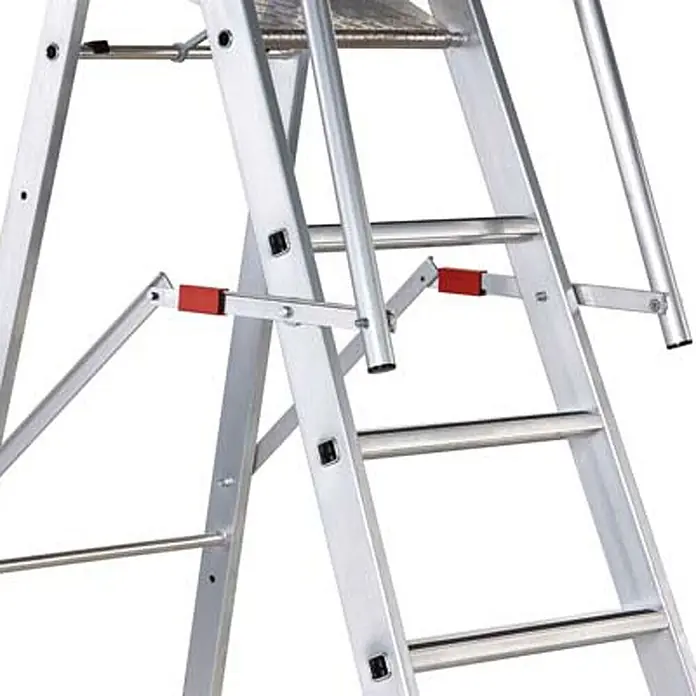 Zarges Stehleiter Stufenleiter ZAP Safemaster S mit großer Plattform 9 Stufen - Anzahl Tritte: 9 Stk., Arbeitshöhe: 4.340 m, Aluminium - Silberne Aluminium-Klappleiter mit roten Sicherheitsscharnieren, Teil eines Mehrzweck-Gerüstsystems.