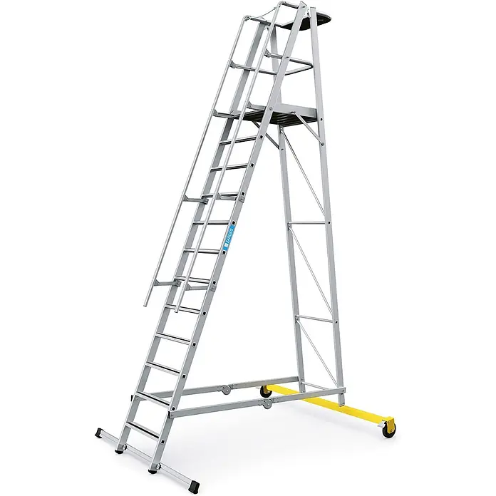Zarges Podestleiter fahrbare Podestleiter ZAP Safemaster Plus S klappbar 12 Stufen - Anzahl Tritte: 12 Stk., Aluminium - Silberne Aluminium-Arbeitsplattform mit integrierter Leiter, Standfläche, Handläufen und gelben, rollbaren Stabilisatoren.