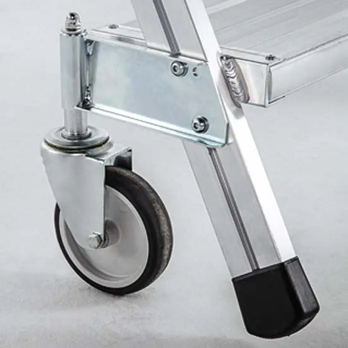 Zarges Podestleiter Podestleiter fahrbar mit 2x5 Leichtmetall-Stufen - Anzahl Tritte: 5 Stk., Aluminium - Silbernes Leiterbein mit Lenkrolle für Mobilität und schwarzem Gummi-Antirutschfuß für Stabilität.