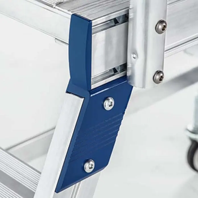 Zarges Podestleiter Podestleiter fahrbar mit 2x5 Leichtmetall-Stufen - Anzahl Tritte: 5 Stk., Aluminium - Silbernes Aluminium-Gerüstbein mit dunkelblauem, geriffeltem Stützelement, mit Schrauben befestigt.