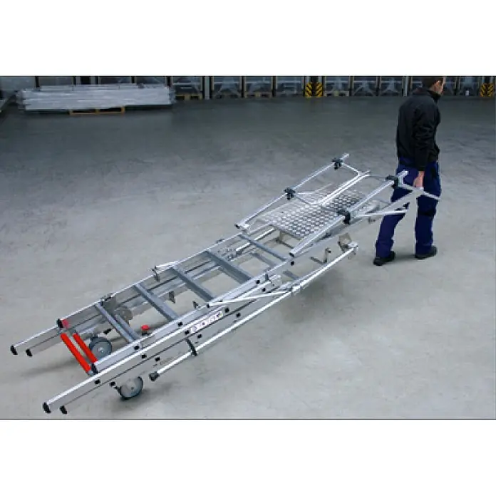 Munk Teleskopleiter Plattformleiter FlexxStep 5 Sprossen mit Teleskopaufsatz plus 2 Sprossen - Anzahl Tritte: 4 Stk., Arbeitshöhe: 3.000 m, Aluminium - Mann zieht ein zusammengeklapptes, fahrbares Aluminiumgerüst, was seine Portabilität demonstriert.