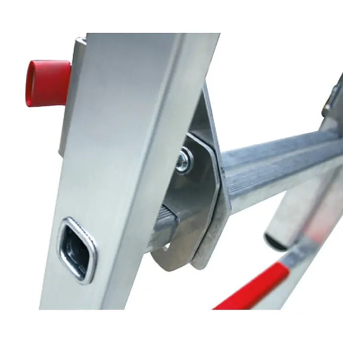 Munk Teleskopleiter Plattformleiter FlexxStep 5 Sprossen mit Teleskopaufsatz plus 2 Sprossen - Anzahl Tritte: 4 Stk., Arbeitshöhe: 3.000 m, Aluminium - Detail einer Aluminium-Ausziehleiter: silbergrauer Rahmen, gerillte Sprossen, Metall-Arretierhalterung und eine rote Sicherheitskappe.