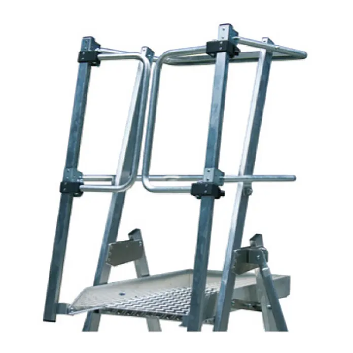 Munk Teleskopleiter Plattformleiter FlexxStep 5 Sprossen mit Teleskopaufsatz plus 2 Sprossen - Anzahl Tritte: 4 Stk., Arbeitshöhe: 3.000 m, Aluminium - Mobile Arbeitsplattform aus silbernem Aluminium mit rutschfester Standfläche und Sicherheitsgeländern.
