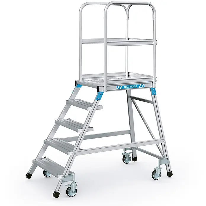 Zarges Podestleiter Podestleiter fahrbar mit 5 Leichtmetall-Stufen - Anzahl Tritte: 5 Stk., Aluminium - Mobile Aluminium-Arbeitsplattform mit Sicherheitsgeländer, Stufen und Rollen, akzentuiert in Blau.