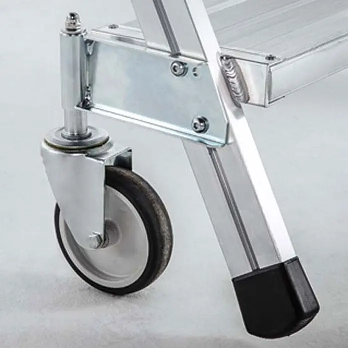 Zarges Podestleiter Podestleiter fahrbar mit 5 Stahl-Giterrost-Stufen - Anzahl Tritte: 5 Stk., Aluminium - Leiterbein aus silbernem Metall mit schwarzer Lenkrolle und rutschfestem schwarzen Fuß.