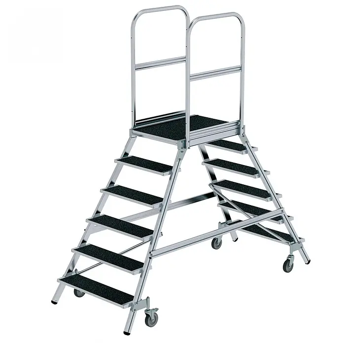 Munk Podestleiter Podestleiter fahrbar R13 Korund 2x6 Stufen - Anzahl Tritte: 6 Stk., Arbeitshöhe: 3.500 m, Aluminium - Silberne mobile Arbeitsplattform mit beidseitigen Treppen, schwarzen Anti-Rutsch-Stufen, Handläufen und Rollen zur einfachen Umstellung.
