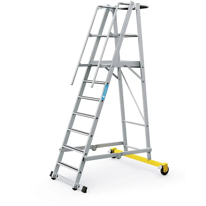 Zarges Podestleiter fahrbare Podestleiter ZAP Safemaster Plus S klappbar 7 Stufen - Anzahl Tritte: 7 Stk., Aluminium - Silberne Aluminium-Rolltritttreppe mit gelbem Fahrgestell.
