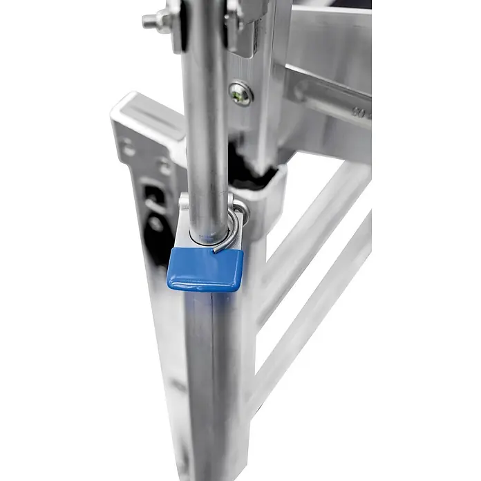 Zarges Teleskopleiter Teleskop Plattformleiter ZAP MASTERFLEX S 7-9 Sprossen - Anzahl Tritte: 7 Stk., Arbeitshöhe: 4.300 m, Belastbarkeit: 150 kg, Aluminium - Silbernes Aluminiumgerüstteil mit blauem Verriegelungsmechanismus.