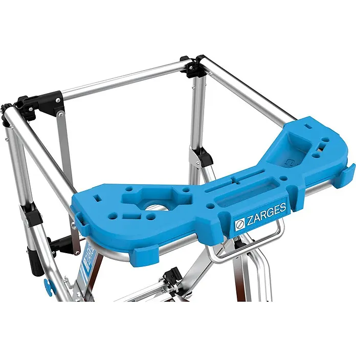 Zarges Teleskopleiter Teleskop Plattformleiter ZAP MASTERFLEX S 7-9 Sprossen - Anzahl Tritte: 7 Stk., Arbeitshöhe: 4.300 m, Belastbarkeit: 150 kg, Aluminium - Blaue Kunststoffplattform mit ZARGES-Logo auf einem silbernen Aluminium-Klappgerüst.