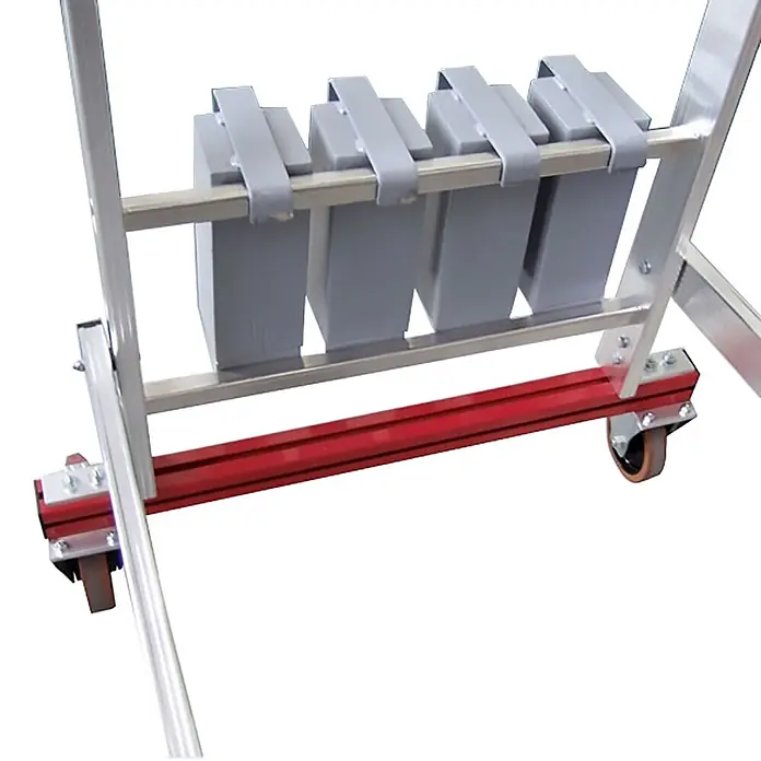 Euroline Podestleiter Premium 32778 Podestleiter fahrbar, klappbar 7 Stufen - Anzahl Tritte: 7 Stk., Arbeitshöhe: 3.640 m, Aluminium - Rote mobile Basis mit Rollen an einem Aluminiumrahmen, die mehrere graue rechteckige Gewichte an einer Querstange hält.