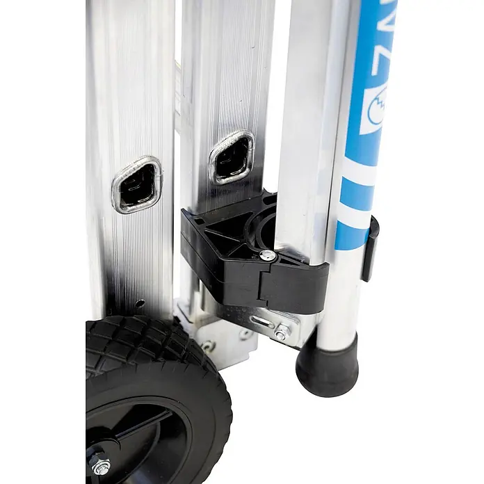 Zarges Teleskopleiter Teleskop Plattformleiter ZAP MASTERFLEX S 7-9 Sprossen - Anzahl Tritte: 7 Stk., Arbeitshöhe: 4.300 m, Belastbarkeit: 150 kg, Aluminium - Unterer Teil einer silbernen Aluminiumleiter mit schwarzem Transportrad, Kunststoffhalterung und Gummifuß für einfache Mobilität.