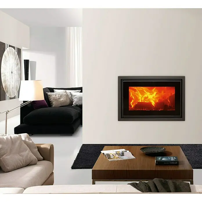 Panadero Hogar de leña F-720-S - L x An x Al: 47,7 x 70 x 62,3 cm, 7 kW, 220 m³, Antracita - Un salón moderno con una chimenea empotrada elegante que crea un ambiente acogedor. Perfecta para noches relajantes en casa.
