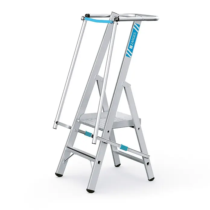 Zarges Podestleiter Stufenleiter ZAP Safemaster S mit großer Plattform 2 Stufen - Anzahl Tritte: 2 Stk., Arbeitshöhe: 2.520 m, Aluminium - Silberner Aluminium-Klapptritt mit großer Plattform, Haltebügel und blauen Akzenten.
