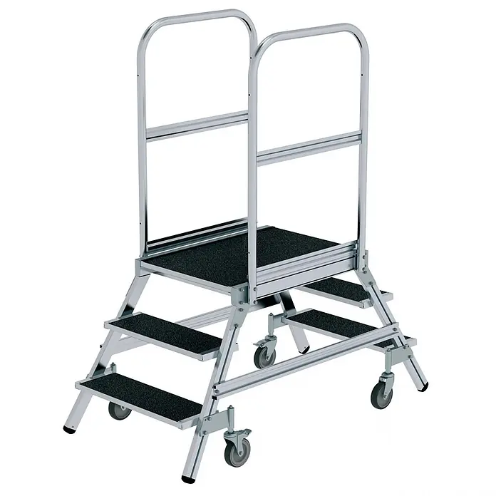 Munk Podestleiter Podestleiter fahrbar R13 Korund 2x3 Stufen - Anzahl Tritte: 3 Stk., Arbeitshöhe: 2.700 m, Aluminium - Silberne Aluminium-Arbeitsplattform mit schwarzen Anti-Rutsch-Stufen, Handläufen und Rollen.