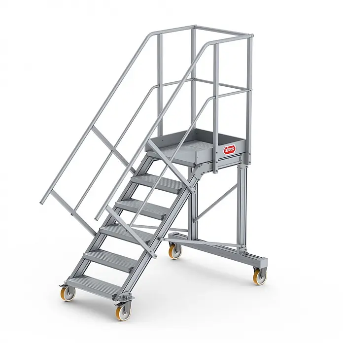 Altrex Podestleiter Podesttreppe fahrbar 45° 6 Stufen - Anzahl Tritte: 6 Stk., Arbeitshöhe: 3.240 m, Aluminium - Silberfarbene mobile Arbeitsplattform aus Aluminium mit rutschfesten Stufen, Geländern und Rollen.