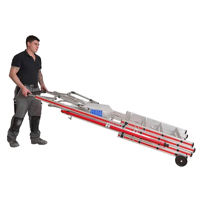 Hymer Teleskopleiter Plattformleiter Protect+ mit Teleskopausleger und Sicherheitstüren 5-8 Spr - Arbeitshöhe: 3.770 m, Aluminium - Mann zieht tragbare, ausziehbare Aluminiumleiter mit Rollen und roten Akzenten.