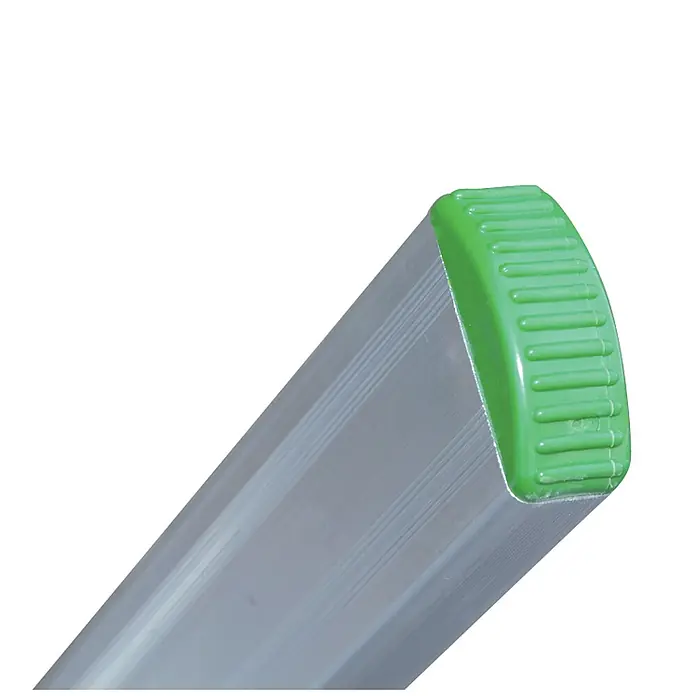 Facal Schiebeleiter Schiebeleiter PRIMA S600 2x11 Sprossen - Anzahl Tritte: 11 Stk., Arbeitshöhe: 6.810 m, Aluminium - Nahaufnahme einer silbernen Leiterseite mit hellgrüner, geriffelter Kunststoffkappe.