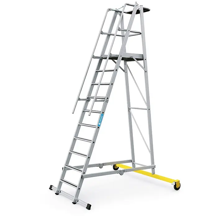 Zarges Podestleiter fahrbare Podestleiter ZAP Safemaster Plus S klappbar 10 Stufen - Anzahl Tritte: 10 Stk., Aluminium - Mobile Arbeitsplattform aus silbernem Aluminium mit einer oberen Plattform, Leiterzugang und gelbem Rollfuß für Stabilität und Mobilität.